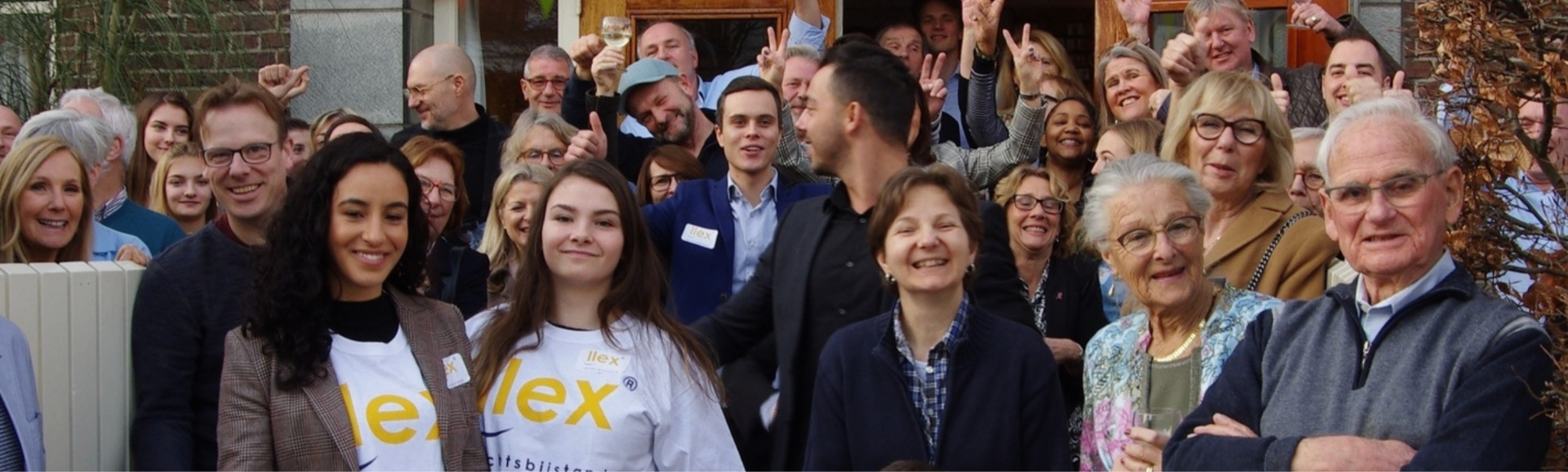 Familia feliz y sonriente con el apoyo de LLex